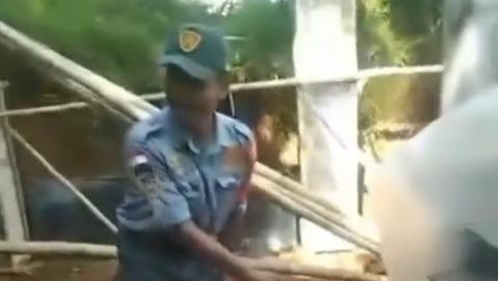warga menunjuk lokasi temuan bayi di Babakanmadang, Bogor