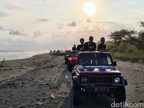 Wisata alam di Kebumen, dari river tubing, susur pantai naik jip, hingga nyantai di Golden Sunrise, Selasa (20/5/2025).