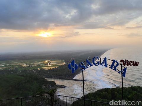 Wisata alam di Kebumen, dari river tubing, susur pantai naik jip, hingga nyantai di Golden Sunrise, Selasa (20/5/2025).