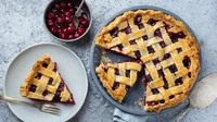 Dari Austria ada linzer torte yang disebut sebagai resep kue tertua di dunia. Konon sudah ada sejak tahun 1653. Kue ini dibuat dari pastry yang diisi selai red currant dan disajikan mirip pie. Foto: Food Republic