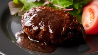 Burger dahulu tak seperti sekarang. Ribuan tahun lalu disebut isicia omentata yang dibuat dari daging cincang, lemak ikan, wine, lada, kacang pinus, dan saus ikan yang disebut garum. Foto: Food Republic