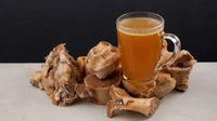 Kaldu tulang sampai sekarang masih dikonsumsi. Kabarnya kaldu tulang sudah ada sejak 2140 SM, dibuat dari bagian kaki kambing atau domba, dengan pork belly, bit, dan bahan lainnya. Foto: Food Republic