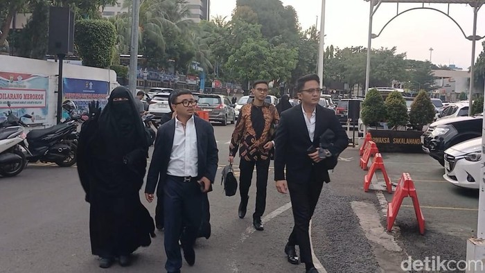 Abidzar Al Ghifari dan Umi Pipik mendatangi Polda Metro Jaya.