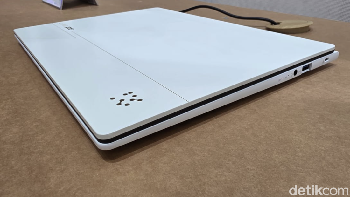 Sasis ultra tipis premium dibuat dari material paduan magnesium aluminium dengan daya tahan lebih baik dari aluminium biasa. Desain terbarunya menampilkan pola panah ganda untuk kesan modern. Selain itu keyboard soft-touch hadir dengan lapisan UV-cured unik seperti beludru, diklaim tahan aus serta noda. Foto: Fino/detikinet
