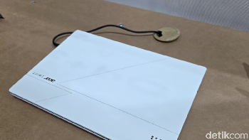 Meski desainnya kompak, konektivitas Acer Swift Edge 14 AI terbilang lengkap. Acer masih bisa menyertakan dua port Thunderbolt 4, dua port USB-A, jack headphone, dan port HDMI 2.1 dalam sasis yang begitu kecil dan ringan. Foto: Fino/detikinet