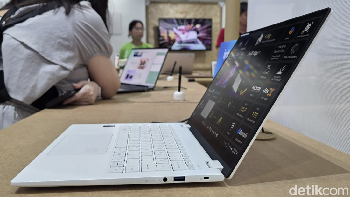 Acer Swift Edge 14 AI (SFE14-51/T) yang termasuk Copilot+ PC disebut menghadirkan performa ampuh dalam desain sangat ringan. Betapa tidak, beratnya hanya 0,99 kg. Jeroannya dibekali prosesor Intel Core Ultra 200V Series terbaru dengan Neural Processing Unit (NPU) terintegrasi. Foto: Fino/detikinet