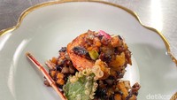Di menu pembuka ada hidangan lobster tumis whisky dan acar lobak ala Chef Tsang, yang merupakan interpretasi mewah dari sajian seafood klasik ala Kanton.  Foto: detikFood