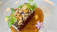Chef Sam dari T’ang Court Jakarta, menyajikan hidangan short ribs sapi yang dimarinasi sempurna lalu disajikan dengan saus truffle hitam dan madu. Foto: detikFood