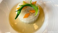 Chef Sam juga menunjukkan kebolehannya menyajikan hidangan elegan. Seperti menu Braised Wintermelon, menggunakan buah kundur dan jamur morel.  Foto: detikFood