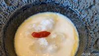 Terakhir ada dessert tradisional Kanton, yaitu Double-Boiled Bird’s Nest With Coconut Milk Egg White. Kolaborasi ini hanya berlangsung dari tanggal 22 Mei - 25 Mei 2025.Foto: detikFood