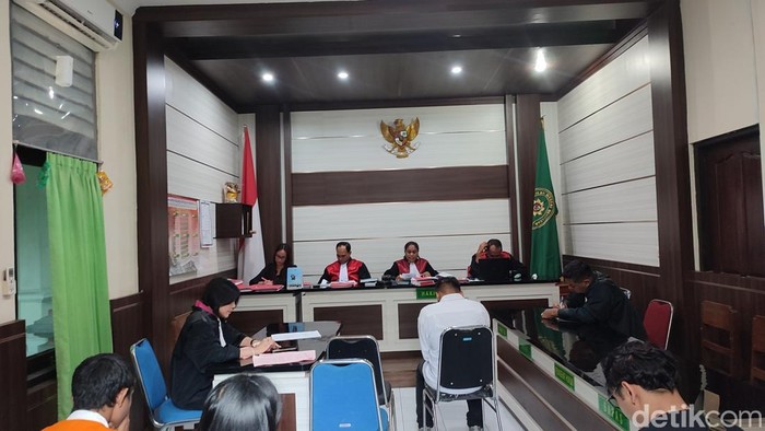 Agus Sugianto (31) tertunduk lesu saat mendengarkan putusan yang dibacakan Hakim Theodora Usfunan di PN Denpasar, Kamis (22/5/2025) sore.