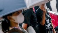 Aksi Kamisan merupakan bentuk tuntutan kepada negara agar segera menuntaskan kasus pelanggaran HAM berat masa lalu, sembari menjadi pengingat yang tak kenal lelah terhadap ketidakadilan yang masih berkeliaran. 
