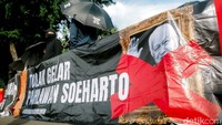 Massa aksi menekankan untuk pemberhentian penulisan ulang sejarah karena berpotensi mengaburkan fakta, khususnya pelanggaran berat HAM masa lalu. 