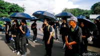 Aktivis menghadiri aksi Kamisan di seberang Istana Merdeka, Jakarta, Kamis (22/5/2025).
