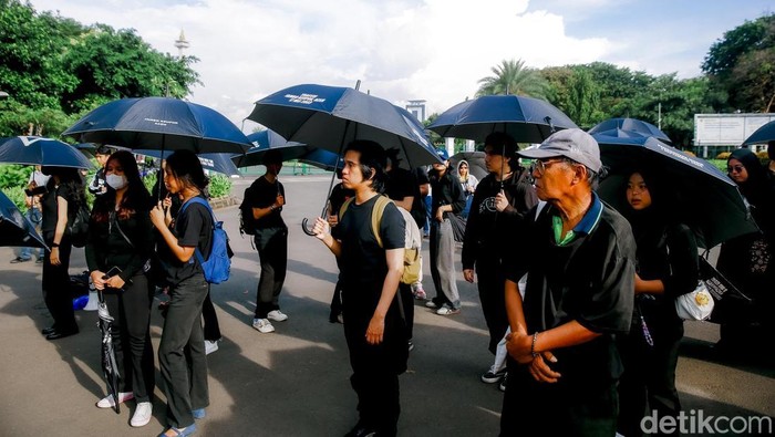 Aksi Kamisan Peringati 27 Tahun Reformasi Aktivis menghadiri aksi Kamisan di seberang Istana Merdeka, Jakarta, Kamis (22/5/2025). Kamisan ke-862 itu mengangkat tema 27 Tahun Reformasi: Jangan Gelapkan Fakta Sejarah. Mereka menekankan untuk pemberhentian penulisan ulang sejarah karena berpotensi mengaburkan fakta, khususnya pelanggaran berat HAM masa lalu.