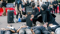 Aksi Kamisan identik dengan peserta aksi yang mengenakan pakaian hitam sembari membawa payung hitam. Warna hitam dipilih sebagai simbol kekuatan dari kesedihan yang berubah menjadi kasih sayang terhadap para korban. Sementara itu, payung diartikan sebagai lambang perlindungan, sementara Istana Presiden menjadi simbol kekuasaan. 