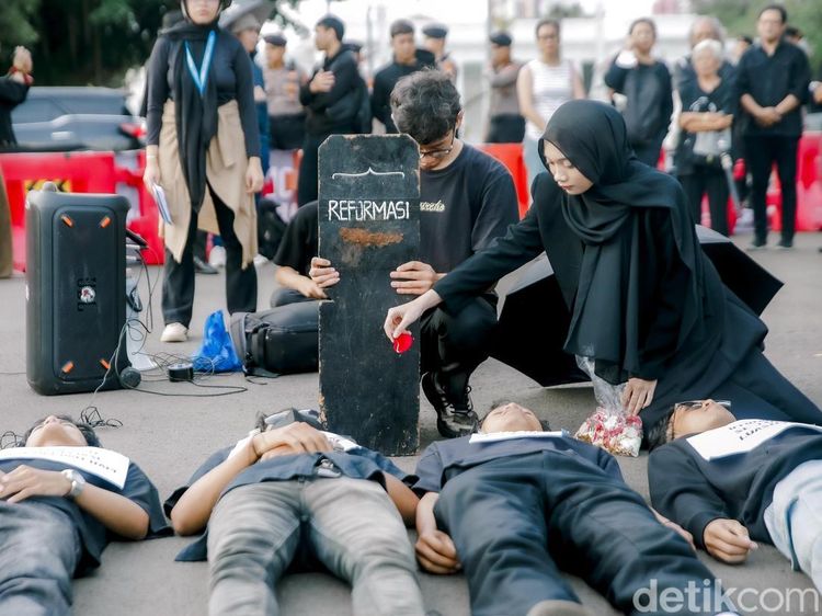 Aksi Kamisan Peringati 27 Tahun Reformasi