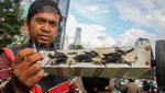 Aksi Relawan Bersihkan Ranjau Paku di Jalan