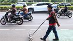 Aksi Relawan Bersihkan Ranjau Paku di Jalan