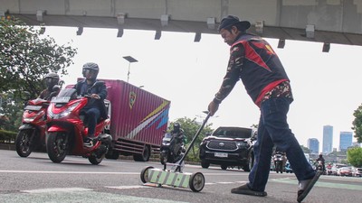 Aksi Relawan Bersihkan Ranjau Paku di Jalan