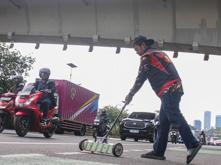 Aksi Relawan Bersihkan Ranjau Paku di Jalan