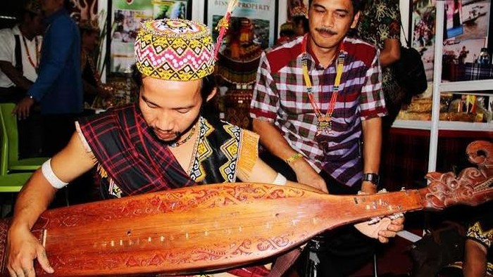 Alat musik tradisional sape.