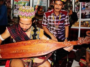 Mengenal Sape, Alat Musik Tradisional Khas Kalimantan Timur yang Mendunia