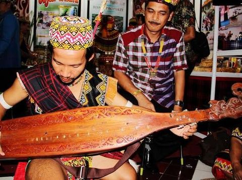 Alat musik tradisional sape.