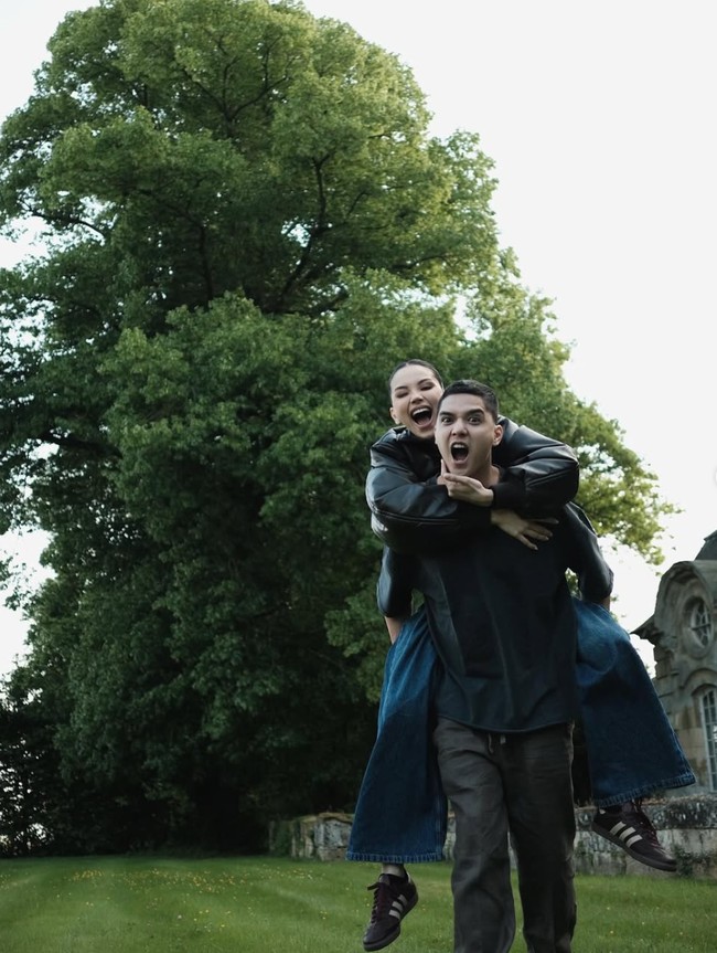 Al Ghazali dan Alyssa Daguise dikabarkan akan menikah pada 16 Juni 2025. Jelang pernikahan, keduanya menjalani sesi prewedding di Paris. Dalam unggahannya di Instagram Alyssa membagikan foto mesra keduanya setelah menjalani sesi prewedding. Foto: Instagram/@alyssadaguise