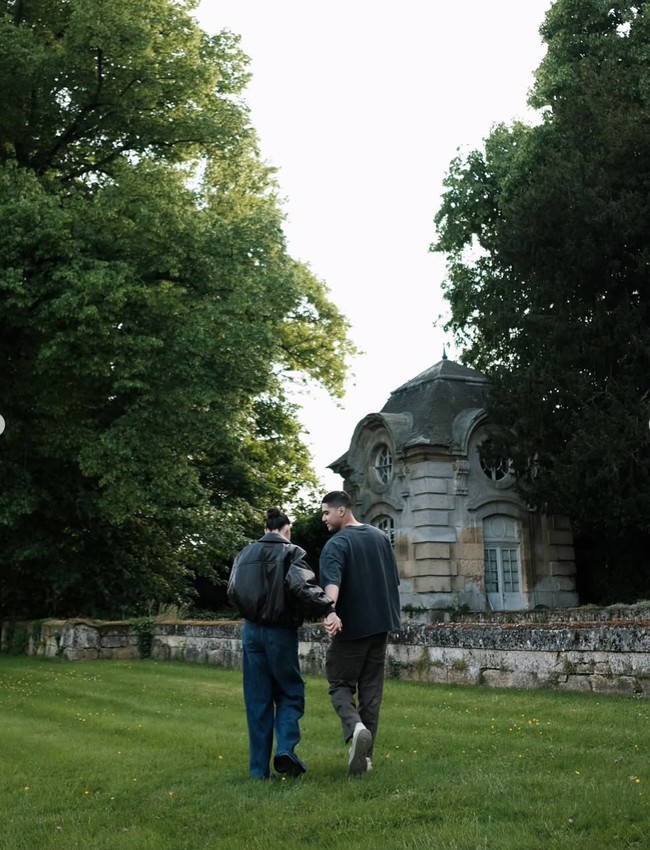 MOOD because we’re done with our Paris pre-wed shoot & we can’t wait for the results, tulis keterangan unggahan. Tak hanya para warganet, Alyssa sendiri juga mengaku tak sabar melihat hasil pemotretan preweddingnya dengan Al Ghazali. Foto: Instagram/@alyssadaguise