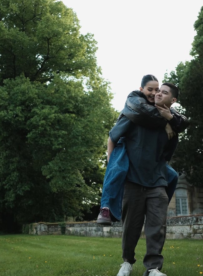 Meski yang dibagikan bukanlah foto prewedding, namun keduanya tetap terlihat mesra. Seperti dalam foto yang satu ini, saat Al menggendong Alyssa di punggungnya. Foto: Instagram/@alyssadaguise