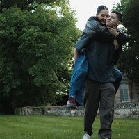 Meski yang dibagikan bukanlah foto prewedding, namun keduanya tetap terlihat mesra. Seperti dalam foto yang satu ini, saat Al menggendong Alyssa di punggungnya. Foto: Instagram/@alyssadaguise