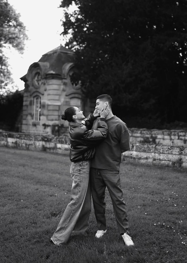 Dalam foto keduanya tampil santai kenakan celana panjang jeans. Alyssa padukan celana jeansnya dengan jaket hitam, sementara Al mengenakan kaos. Foto: Instagram/@alyssadaguise