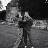 Dalam foto keduanya tampil santai kenakan celana panjang jeans. Alyssa padukan celana jeansnya dengan jaket hitam, sementara Al mengenakan kaos. Foto: Instagram/@alyssadaguise