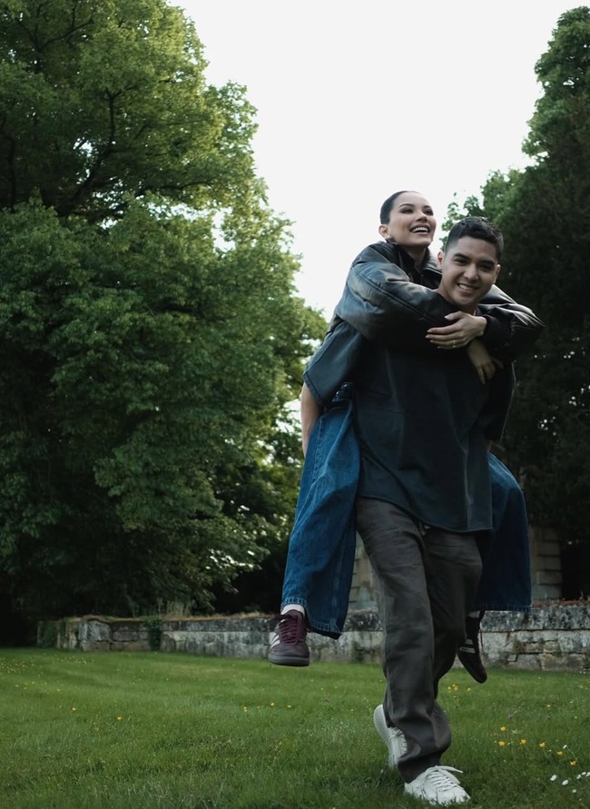 Banyak netizen yang menyebut foto-foto yang dibagikan Alyssa itu sudah seperti foto prewedding. Tpi ini jga kayak foto prewed lohhh, always stunning, komentar salah seorang netizen. Foto: Instagram/@alyssadaguise