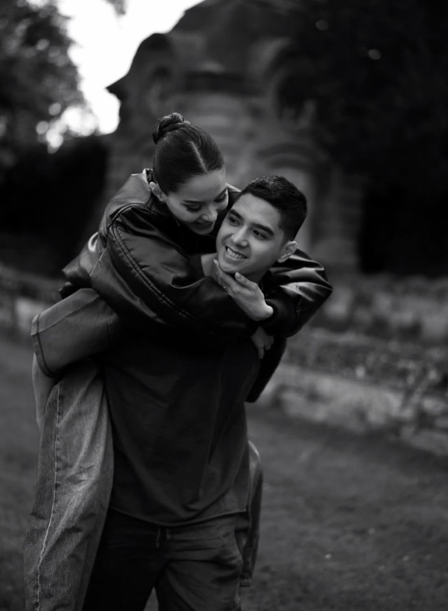 Akan segera menikah, Al dan Alyssa juga terlihat semakin nempel bak perangko. Aura calon manten keduanya pun makin terpancar. Foto: Instagram/@alyssadaguise