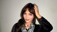 Tahun 2023 aku sempat jadi dapat peran anaknya ibu kos. Terus ya sudah aku coba deh buat buka kos-kosan. Ternyata seru, walaupun agak pusing dikit, ujar Amel Carla. (Foto: dok Instagram)