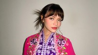 Amel Carla enggan menjawab bujet beli kos-kosan 10 pintu. Itu ibuku sih yang tahu, tuturnya. (Foto: dok Instagram)