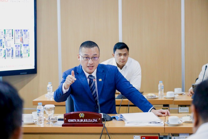 Anggota DPRD DKI Jakarta, Fraksi PDI Perjuangan Hardiyanto Kenneth Mengkritisi Kinerja UPT Parkir Dinas Perhubungan DKI Jakarta Terkait Masalah Parkir Liar.