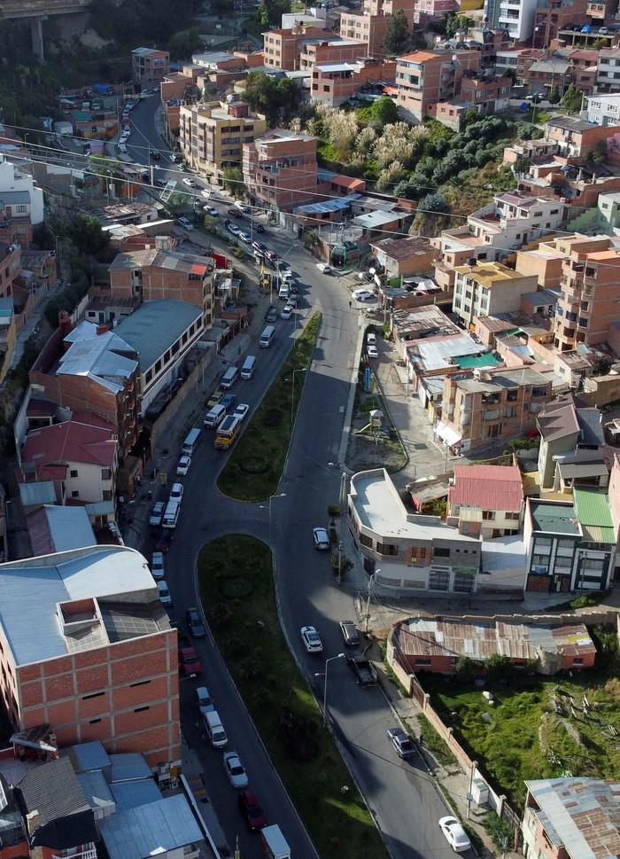 A drone view shows vehicles waiting in line to refuel as empty fuel stations spark protests, in La Paz, Bolivia May 21, 2025. REUTERS/Claudia Morales