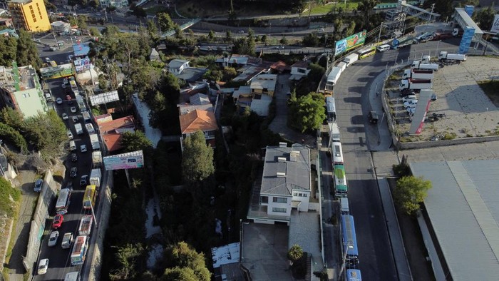 A drone view shows vehicles waiting in line to refuel as empty fuel stations spark protests, in La Paz, Bolivia May 21, 2025. REUTERS/Claudia Morales