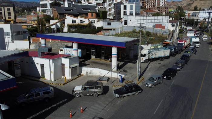 A drone view shows vehicles waiting in line to refuel as empty fuel stations spark protests, in La Paz, Bolivia May 21, 2025. REUTERS/Claudia Morales