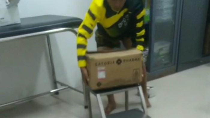 Atap puskesmas di Sampang bocor hingga sejumlah ruangan dipenuhi air hujan