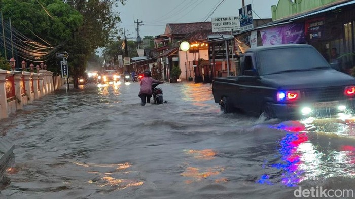 Kondisi sejumlah titik di Klaten yang tergenang air buntut hujan deras hari ini, Kamis (22/5/2025).