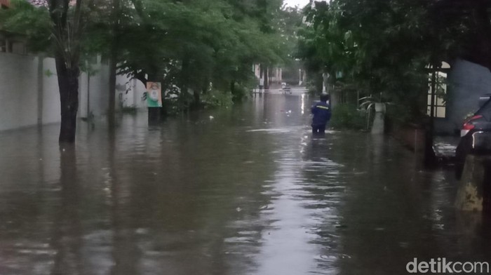 Jalan Griya Prima, Klaten Utara ditutup karena banjir merendam, Kamis (22/5/2025).
