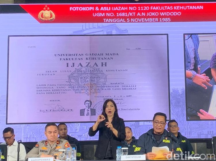 Polisi Tampilkan Foto Ijazah hingga Potret Jokowi Muda