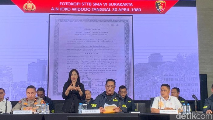 Bareskrim Polri tampilkan ijazah Jokowi. (Rumondang/detikcom) Bareskrim Polri tampilkan ijazah Jokowi. (Rumondang/detikcom)