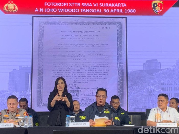 Bareskrim Polri tampilkan ijazah Jokowi. (Rumondang/detikcom)