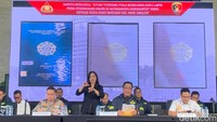Foto cover skripsi Jokowi juga ditampilkan polisi. Skripsi tersebut telah diuji Puslabfor dengan pembanding skripsi rekan-rekan senior dan junior Jokowi. (Rumondang/detikcom)