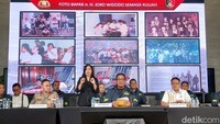 Foto masa muda Jokowi juga ditampilkan dalam jumpa pers. Ada juga foto Jokowi saat diwisuda menggunakan toga. (Rumondang/detikcom)